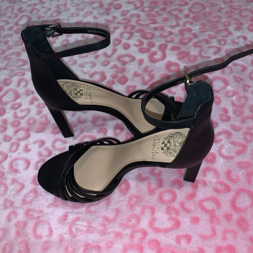 Vince Camuto Black stiletto heels. Scrappy Never worn. VC-Beresta 9 M 40 leather